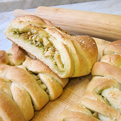 Grilled lemon chicken and pesto bread 松子青醬檸檬雞麵包