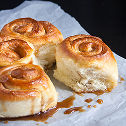 Pull-Apart Brioche Cinnamon Rolls 咖啡糖霜肉桂麵包捲